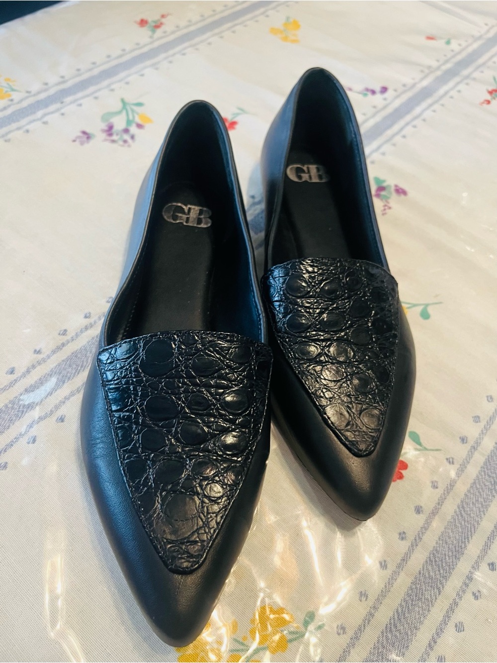 Gianni Bini Black Pointed Croc-Texture Leather Flats